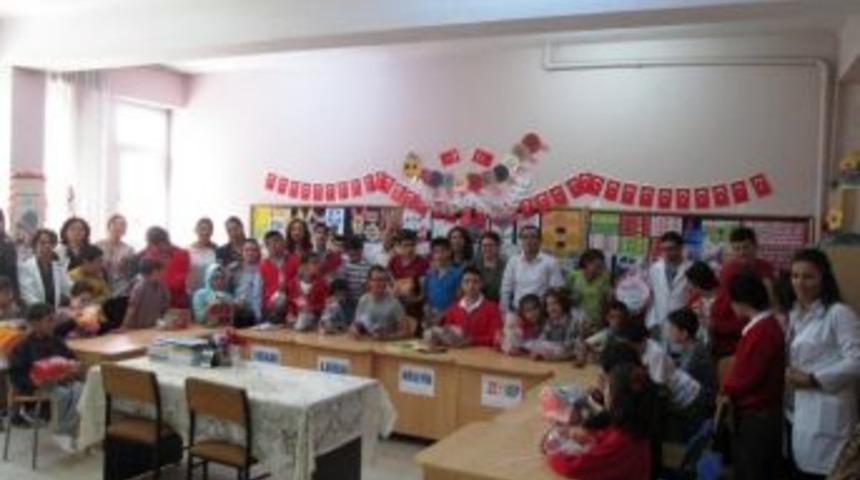 Oyuncaklarını Alan &Ccedil;ocuklar &Ccedil;ok Mutlu