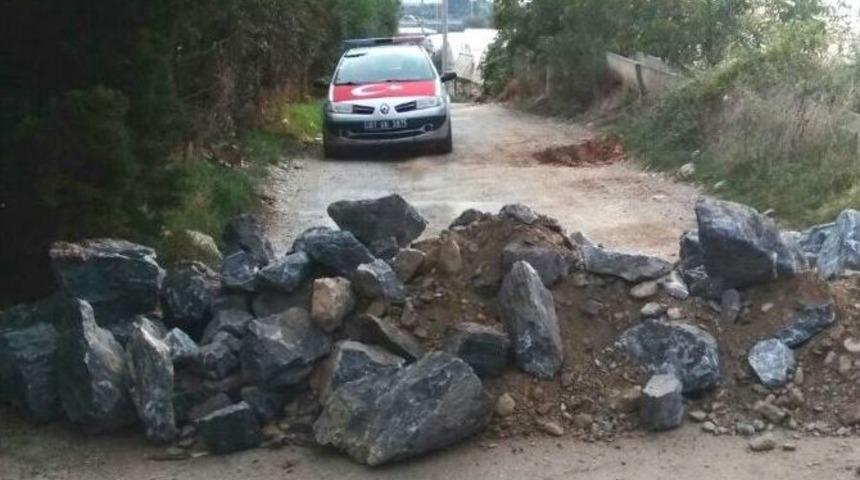 Tapulu Arazisinden Ge&ccedil;en Yolu, Moloz D&ouml;k&uuml;p Kapattı