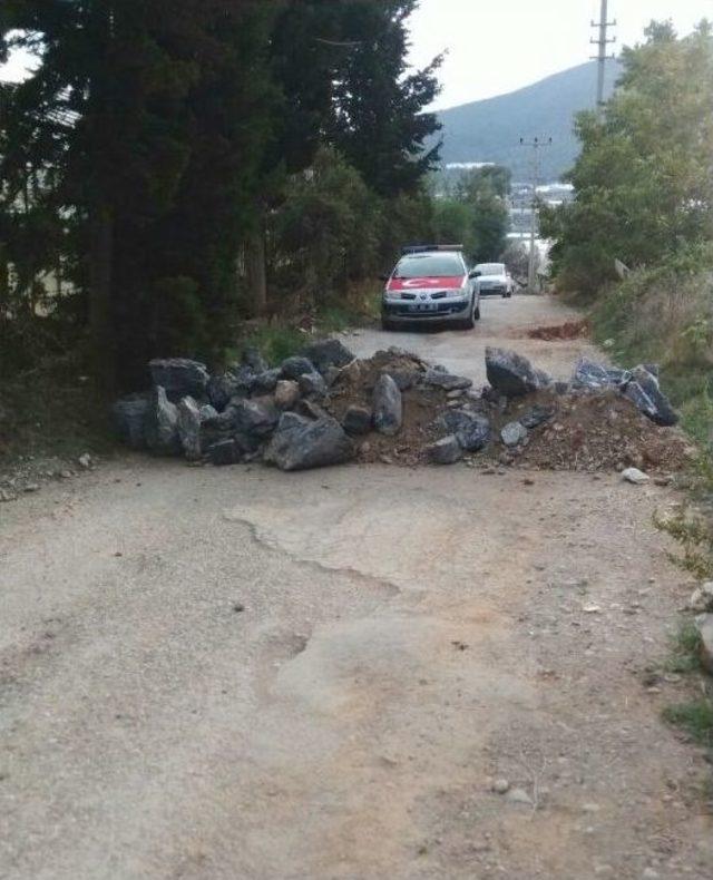 Tapulu Arazisinden Geçen Yolu, Moloz Döküp Kapattı