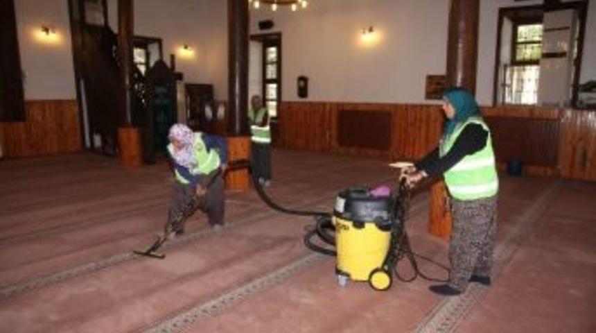 Seydişehir Belediyesi İbadethaneleri Temizliyor