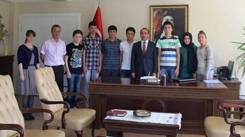 Kaymakam Erdoğan 11 &Ouml;ğrenci&rsquo;yi Altınla &Ouml;d&uuml;llendirdi