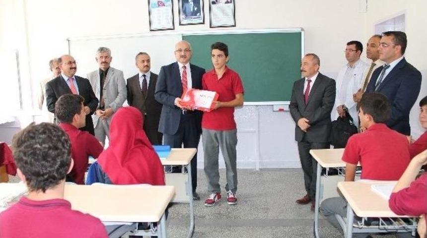 Sungurlu&rsquo;da &Ouml;ğrenciler 343 Tablet Bilgisayar Dağıtıldı