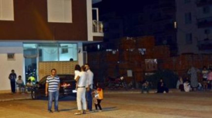 Antalya&rsquo;daki Deprem Anı G&uuml;venlik Kameralarına Yansıdı