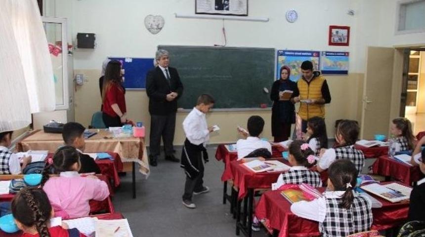 Zeytinburnu Belediyesi&rsquo;nden 20 Bin &Ouml;ğrenciye Kırtasiye Yardımı