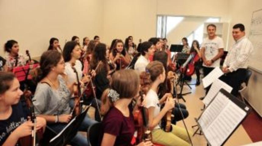 T&uuml;t&uuml;nc&uuml; Minik M&uuml;zisyenleri Y&uuml;reklendirdi