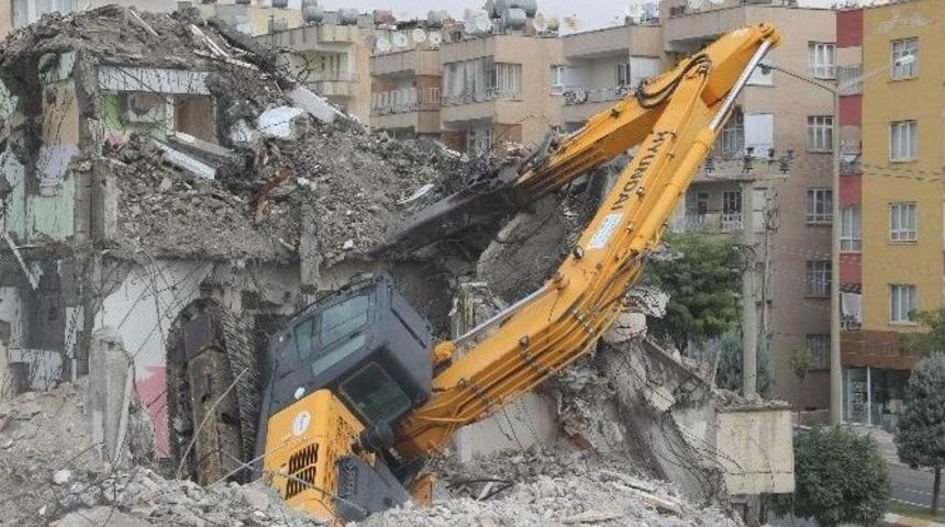 Binanın &Uuml;zerine &Ccedil;ıkartılan Kırıcı İş Makinesi Devrildi