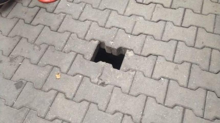 Polatlı&rsquo;da Kaldırımdaki &Ccedil;&ouml;kme Tehlikesi Halkı Tedirgin Etti