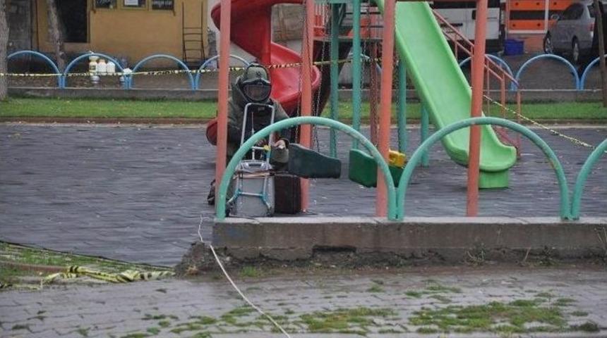 &Ccedil;ocuk Parkına Bırakılan Ş&uuml;pheli &Ccedil;antadan &lsquo;tuğla&rsquo; &Ccedil;ıktı