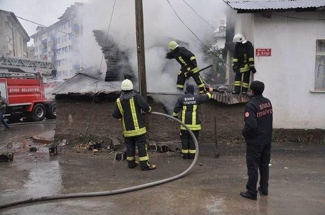 Sivas’ta Kömürlükte Çıkan Yangın Korkuttu