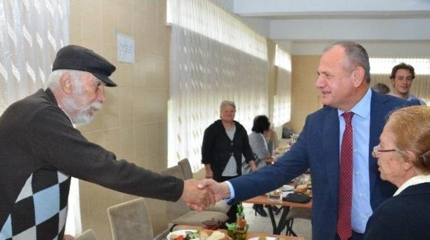 Başkan Keleş Huzurevi Sakinlerine &Ccedil;anakkale S&ouml;z&uuml; Verdi