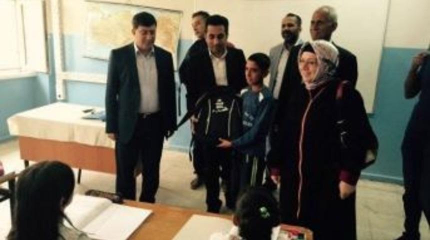 Ak Parti&rsquo;den &Ouml;ğrencilere Kırtasiye Malzemesi Yardımı