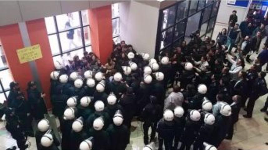 İzinsiz Standı Kaldırmayan &Ouml;ğrencilere Polis M&uuml;dahalesi