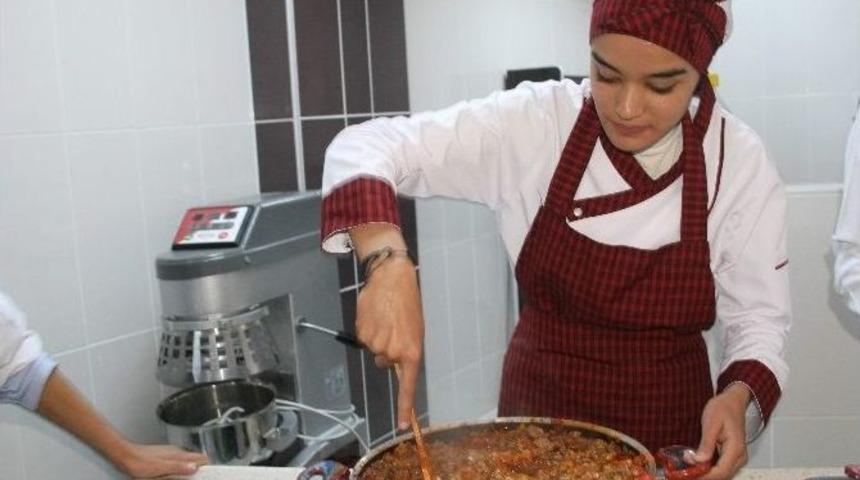 Yozgat Z&uuml;beyde Hanım Kız Teknik Anadolu Lisesi Diplomalı Aş&ccedil;ılar Yetiştiriyor