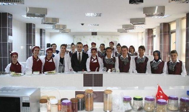 Yozgat Zübeyde Hanım Kız Teknik Anadolu Lisesi Diplomalı Aşçılar Yetiştiriyor