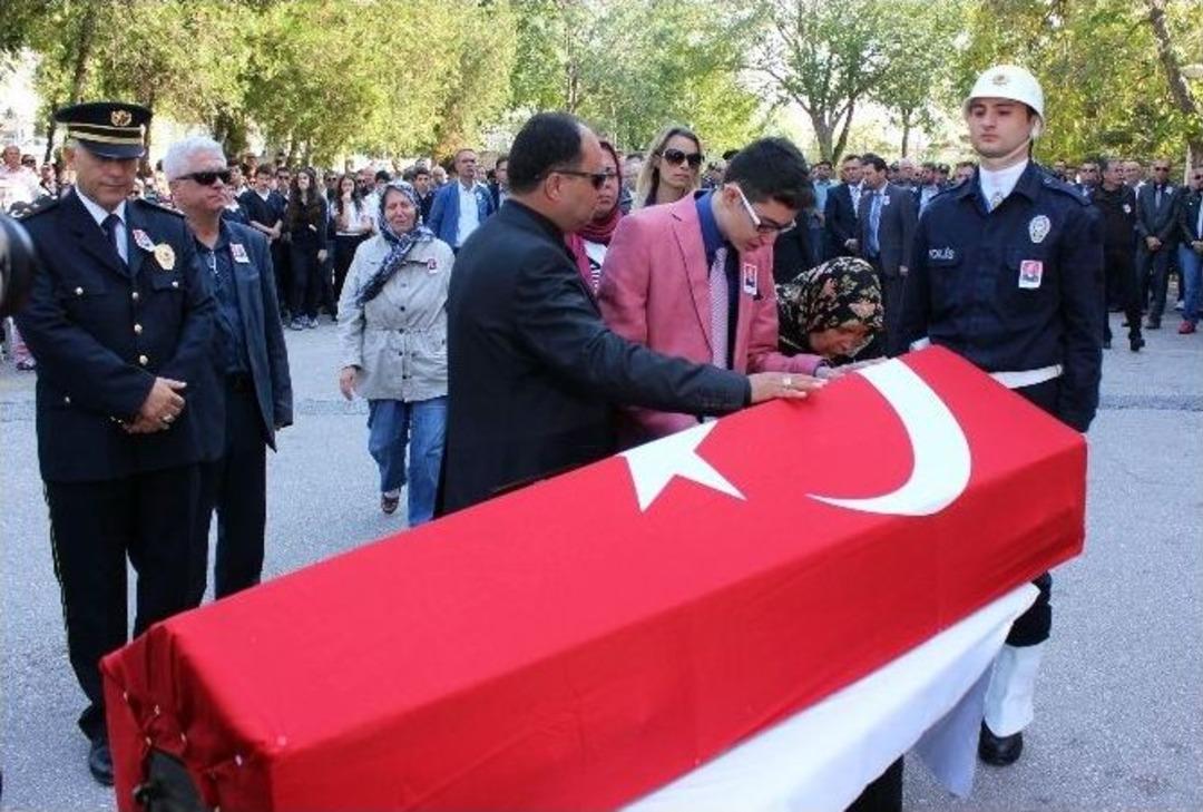 Doğum Sırasında &Ouml;nce Bebeğini Sonrada Yaşam Savaşını Kaybeden Bayan Polis Memuru Son Yolculuğuna Uğurlandı