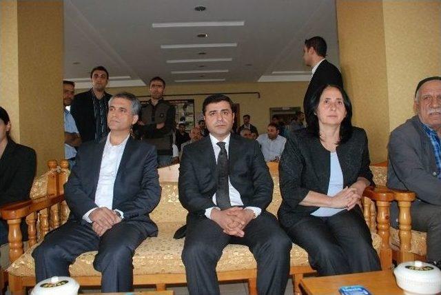 Demirtaş, Diyarbakır’da Taziye Ziyaretlerine Katıldı