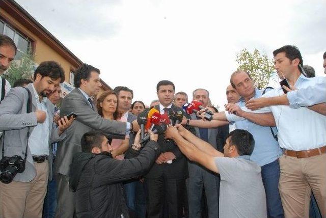 Demirtaş, Diyarbakır’da Taziye Ziyaretlerine Katıldı