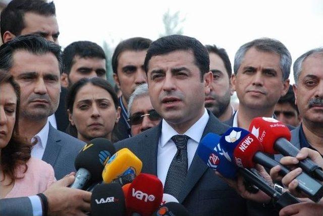 Demirtaş, Diyarbakır’da Taziye Ziyaretlerine Katıldı