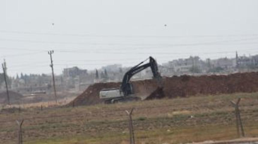 T&uuml;rkiye-suriye Sınırında Hendek Kazma &Ccedil;alışması S&uuml;r&uuml;yor