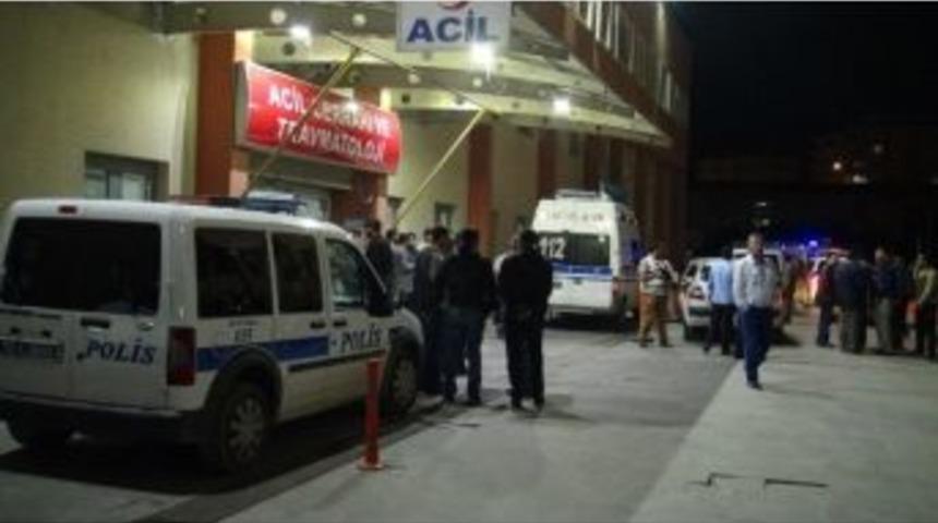 Yol Kesen Pkk&rsquo;lı Ter&ouml;ristler Korucularla &Ccedil;atıştı &Ccedil;ıkan &Ccedil;atışmada Bir Koruyucu Ağır Yaralandı