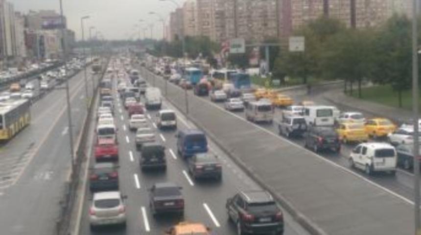İstanbul&rsquo;da Yağmur Trafiği De Beraberinde Getirdi