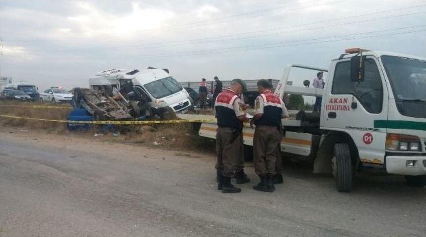 Askeri Ara&ccedil; İş&ccedil;i Servisiyle &Ccedil;arpıştı: 2&rsquo;si Asker 12 Yaralı