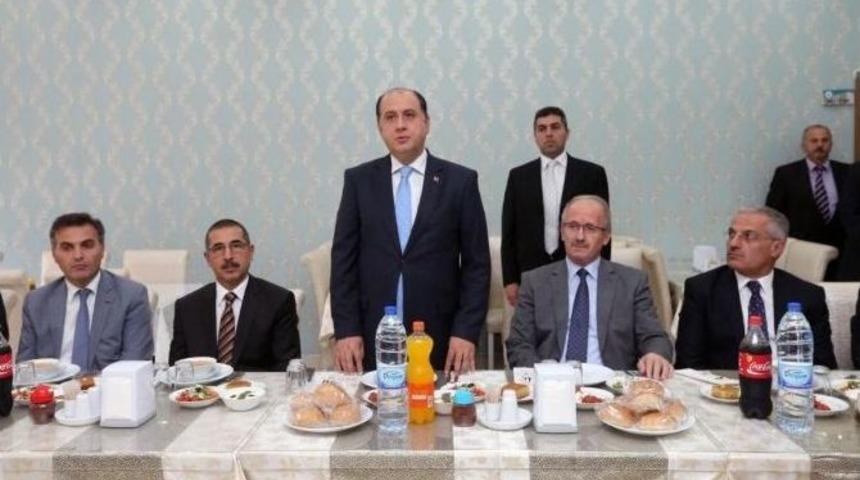 Vali &Ccedil;omaktekin Yeni Atanan &Ouml;ğretmenlere Seslendi