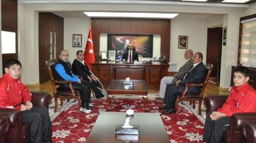 Vali Yavuz Şampiyon Boksörleri Ödüllendirdi