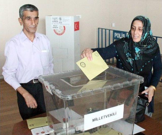 Elazığ Havalimanı’nda Oy Kullanma İşlemleri Başladı