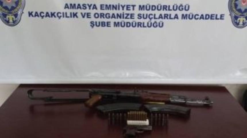 K&ouml;y Evinde Kalaşnikof T&uuml;fek Ve Tabanca Ele Ge&ccedil;irildi