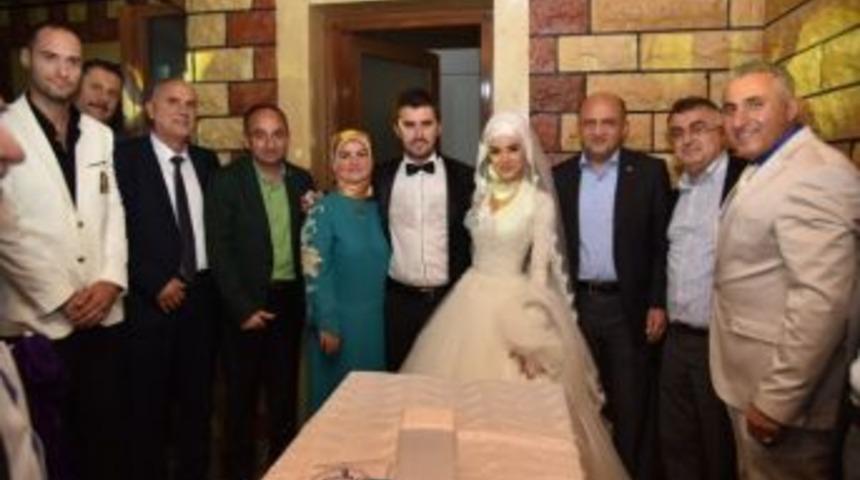 &Uuml;z&uuml;lmez Vatandaşların Mutluluklarına Ortak Oluyor