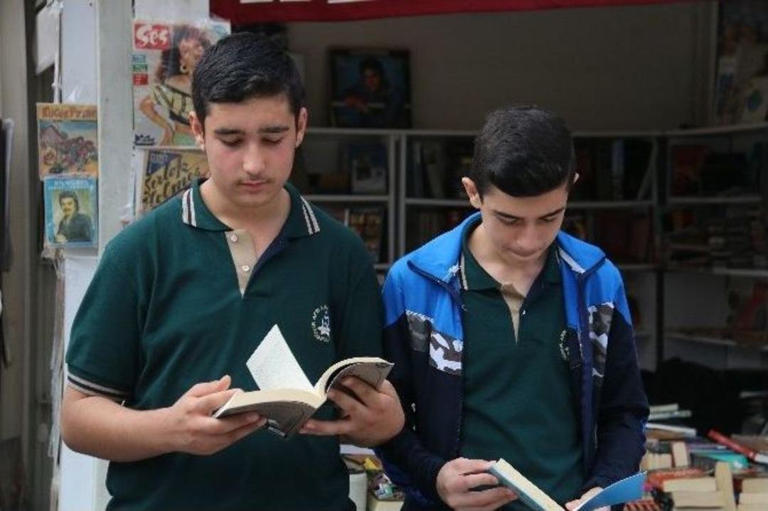 Beyoğlu Sahaflar Fuarına &Ouml;ğrenciler Yoğun İlgi G&ouml;sterdi