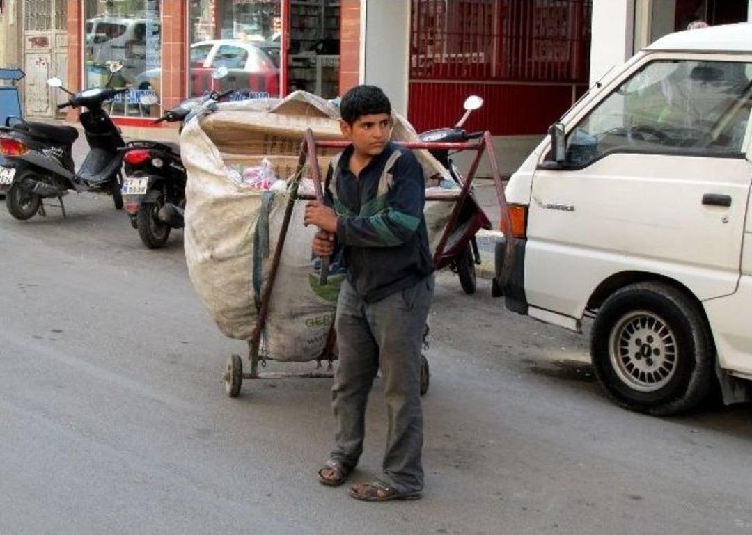 Suriyeliler &Uuml;lkelerindeki Mesleklerini Yaparak Hayata Tutunuyor