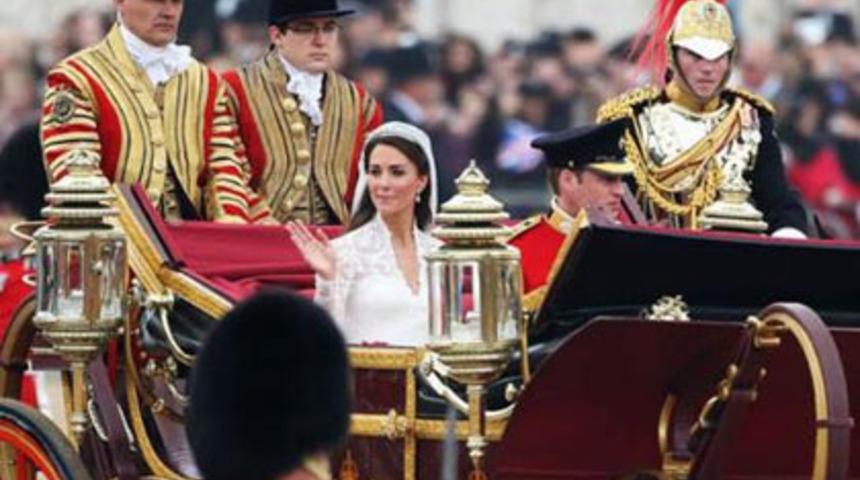 Kimi at arabasına bindi kimi Rolls Royce'a