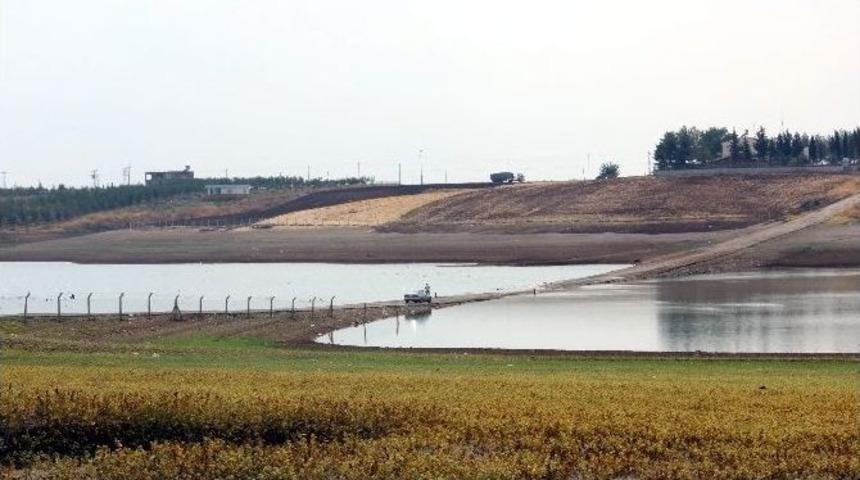 Sular Çekildi Eski Yol Gün Yüzüne Çıktı