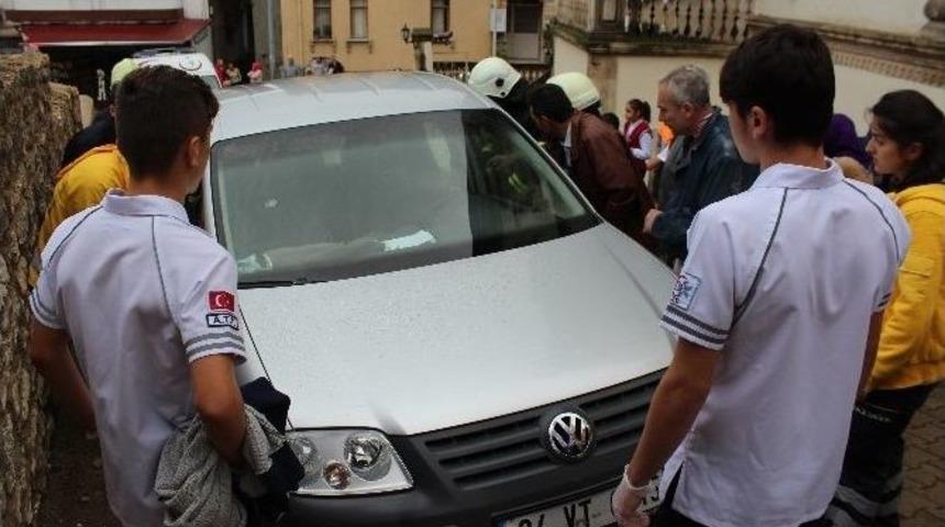 Astım Hastası Yaşlı Kadın Ara&ccedil;ta Mahsur Kaldı