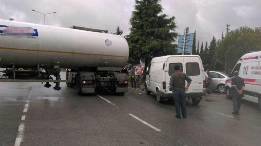 Tanker İle Minib&uuml;s &Ccedil;arpıştı: 1 Yaralı