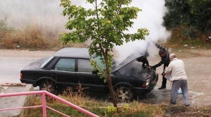 Otomobil Yangını Maddi Hasarla Atlatıldı