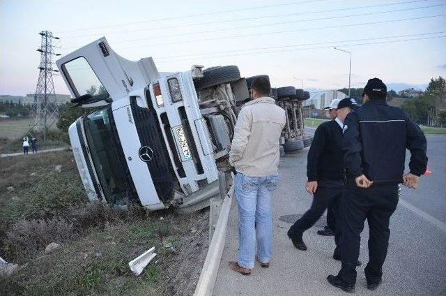 Bilecik’te Çimento Yüklü Tır Devrildi, 1 Kişi Yaralandı