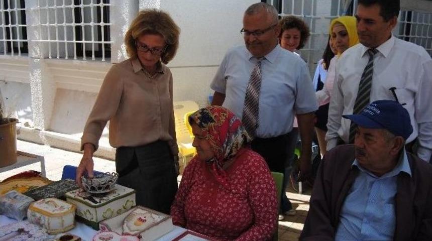 Toplum Ruh Sağlığı Merkezi Danışanları Eserlerini Sergiledi