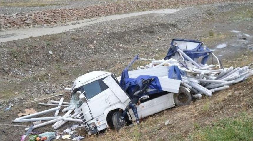 Tır Şarampole Devrildi: 1 Yaralı