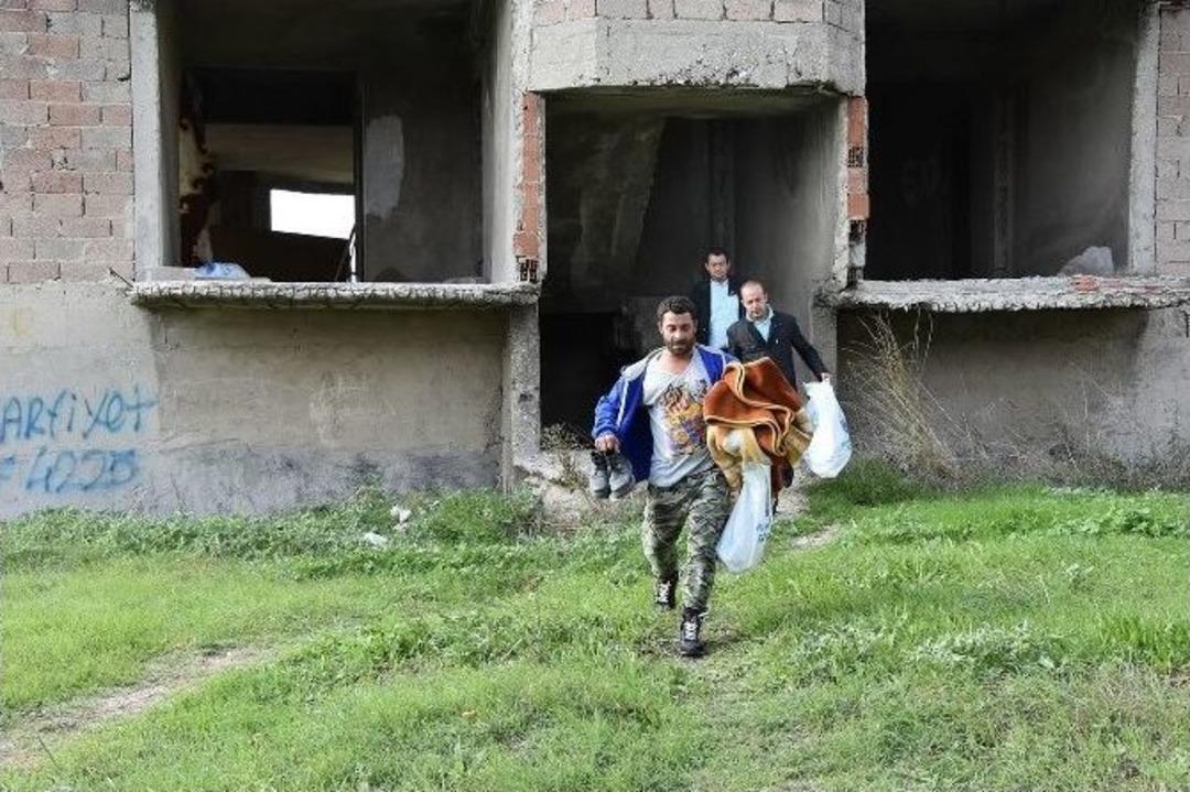 Başkan Akg&uuml;n, 2 &Ccedil;ocuğuyla İnşaatta Yaşayan Alan Ailesine Sahip &Ccedil;ıktı