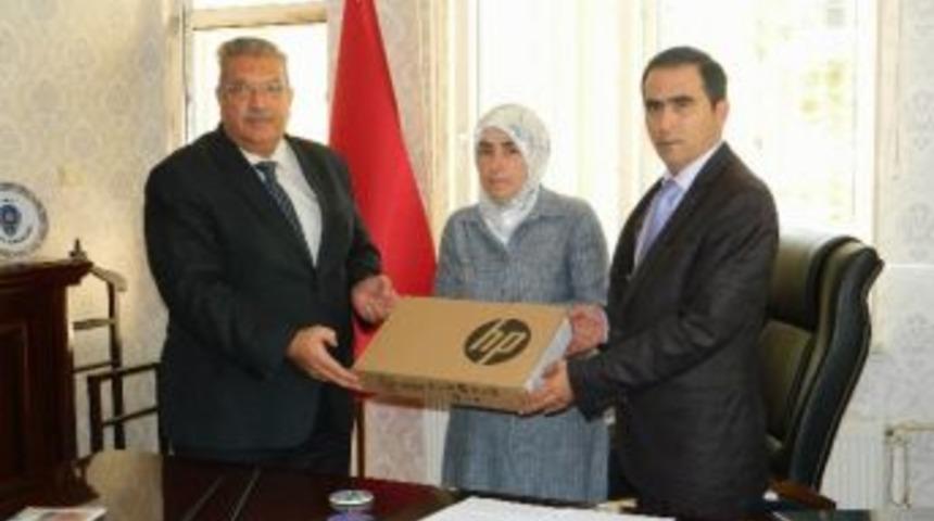 Şehit &Ccedil;ocuğuna Bilgisayar Hediyesi