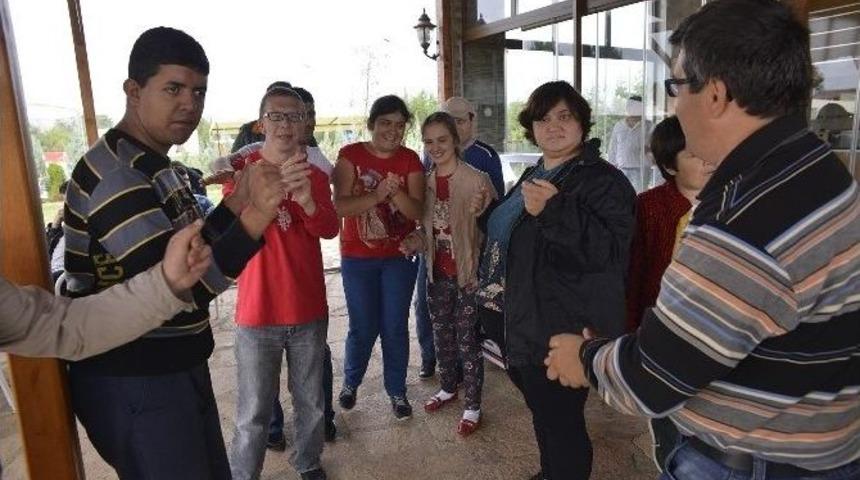 Engelli Bireyler G&ouml;n&uuml;llerince Eğlendiler