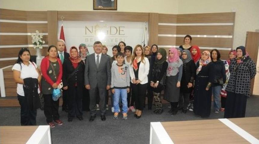 Niğde Kadın Platformundan Belediye Başkanı Akdoğan&rsquo;a Plaket