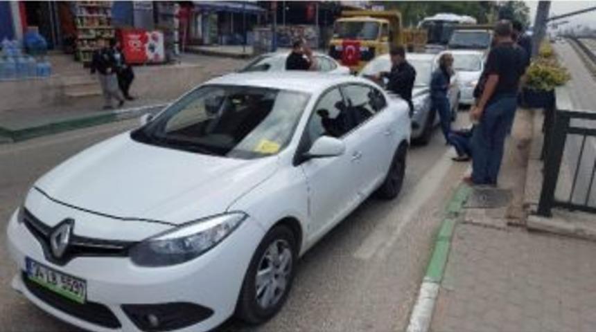 Eski İ&ccedil;işleri Bakanının Konvoyunda Kaza