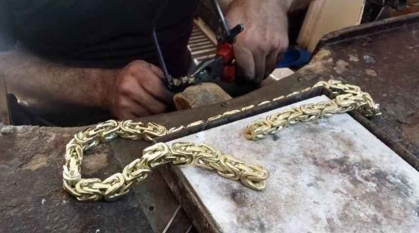 Slovakya&rsquo;dan Tatil İ&ccedil;in Gelen M&uuml;şterisi İ&ccedil;in 150 Bin Tl Değerinde El Yapımı Kral Zinciri &Uuml;retti