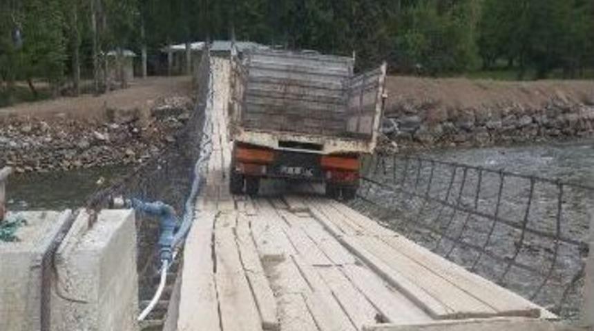 Tahta K&ouml;pr&uuml;den Kamyoneti İle &Ccedil;oruh Nehrine D&uuml;şmekten Son Anda Kurtuldu