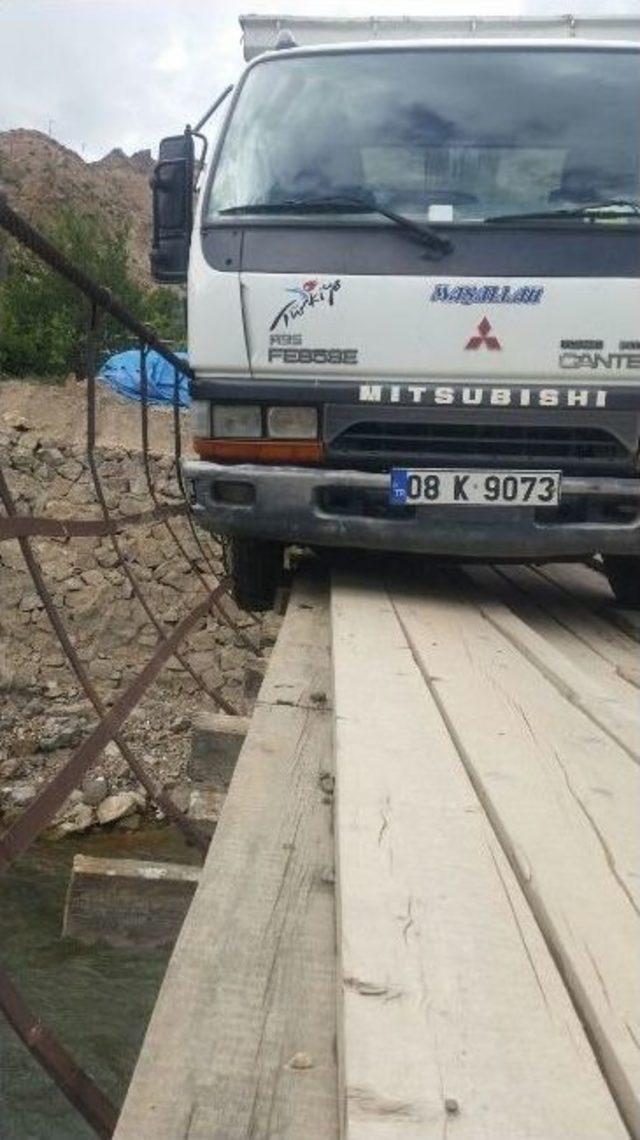 Tahta Köprüden Kamyoneti İle Çoruh Nehrine Düşmekten Son Anda Kurtuldu