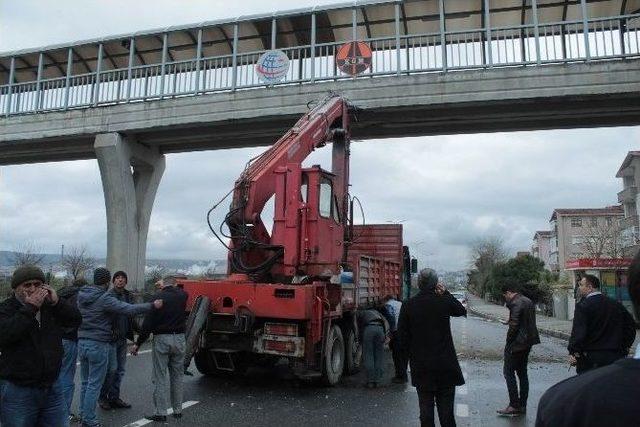 Gülüç’teki Üst Geçitte Yıkılma Tehlikesi